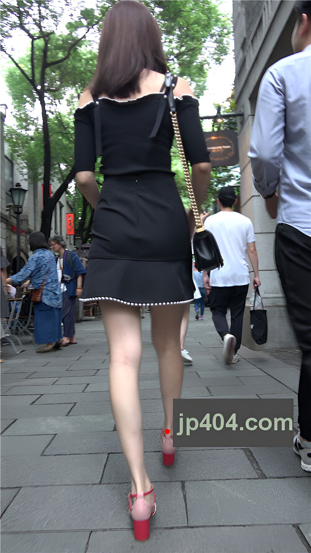 黑色连衣裙小姐姐[910M/MP4]