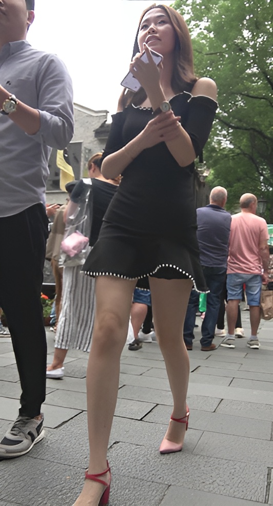 黑色连衣裙小姐姐[910M/MP4]