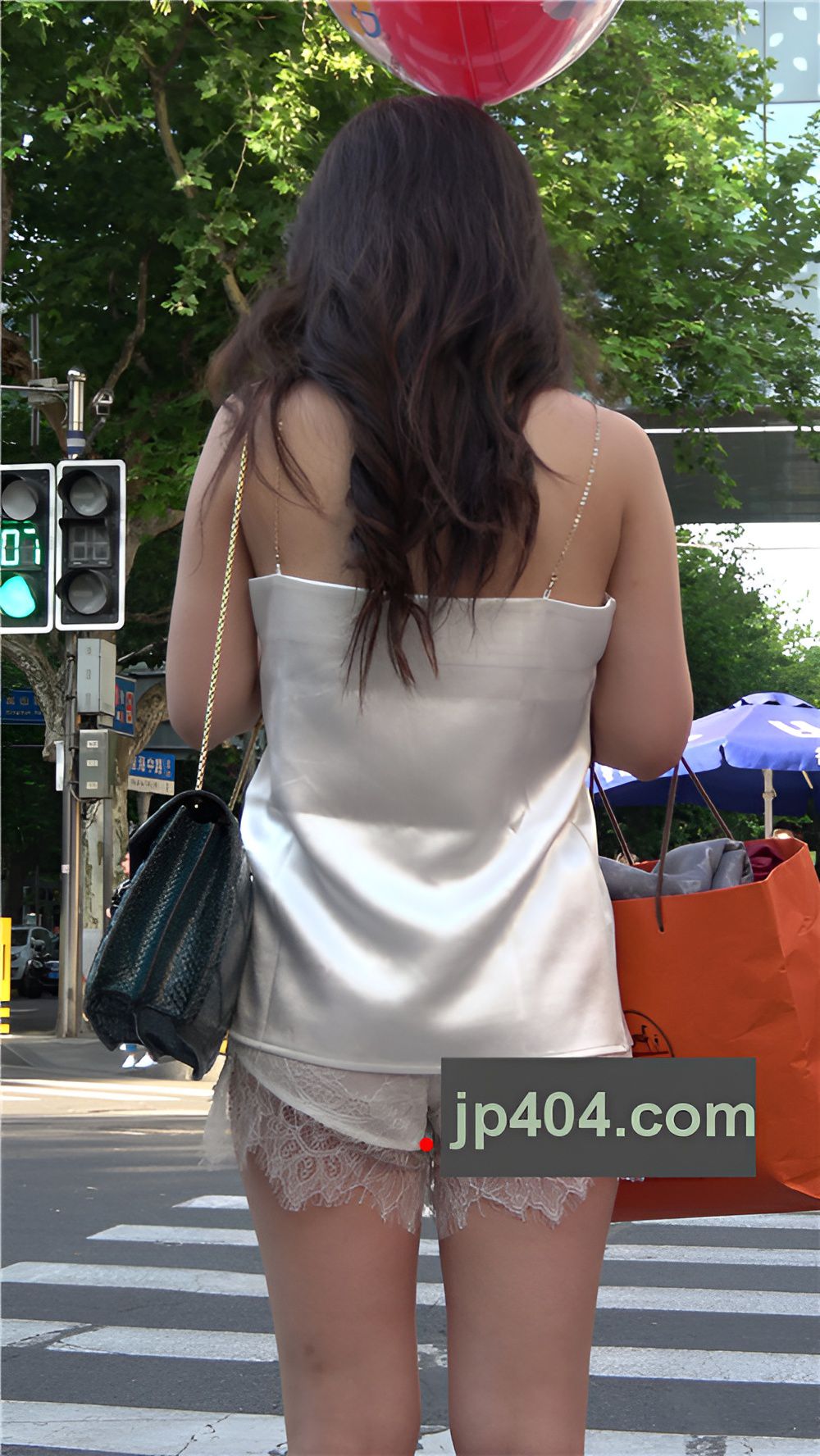 吊带短裤小姐姐[1.38G/MP4]