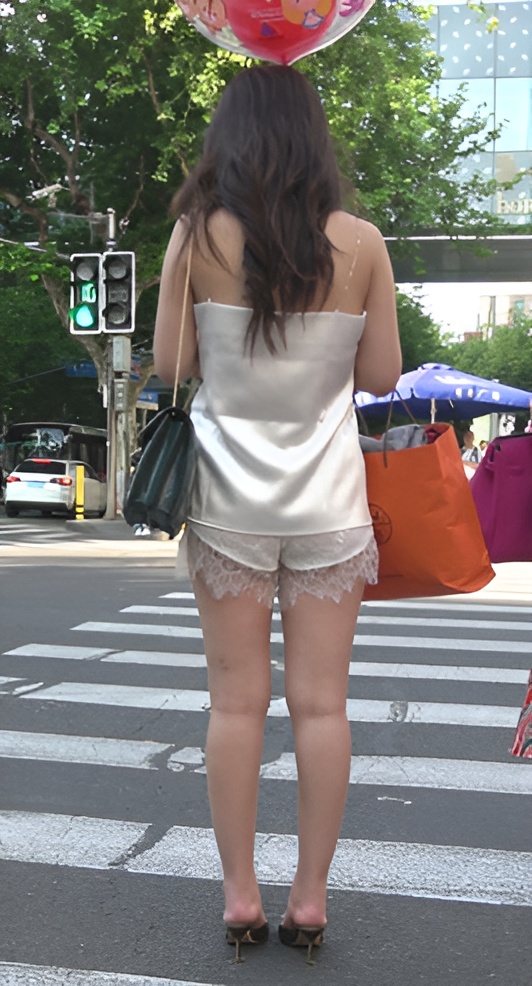 吊带短裤小姐姐[1.38G/MP4]