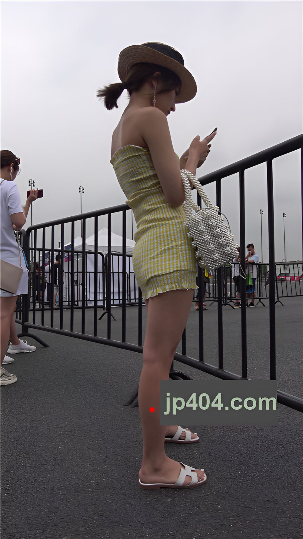 一字抹胸连体裙美女 [1.8G/MP4]