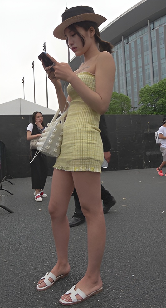 一字抹胸连体裙美女 [1.8G/MP4]