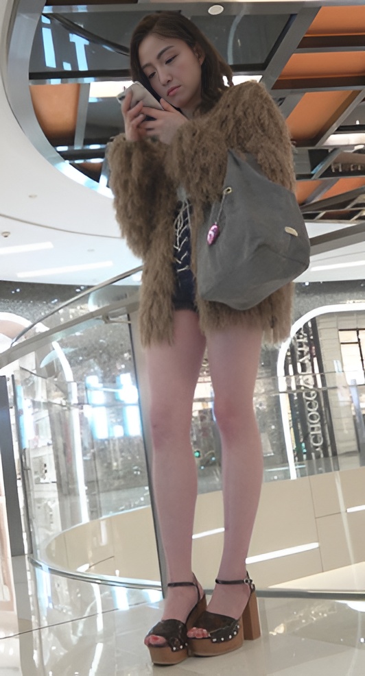 玩手机的长腿小仙女 [2.16G/MP4]