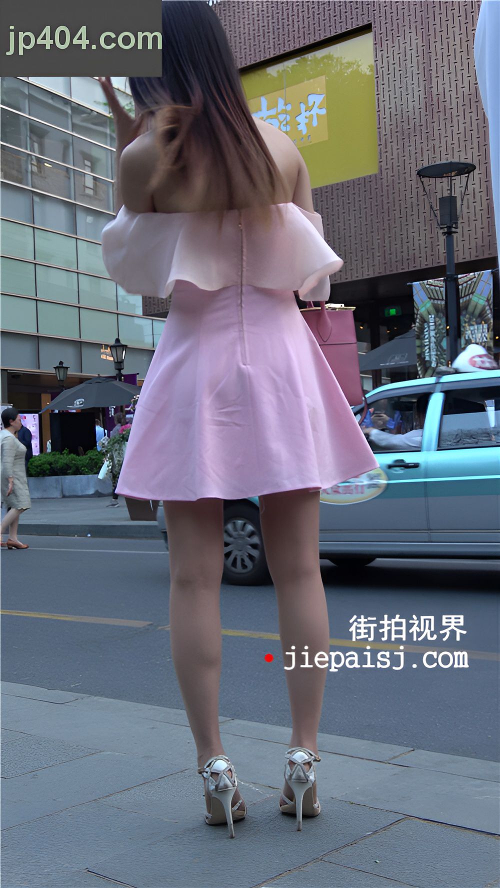 连体裙一字抹胸装小姐姐[1.09G/MP4]