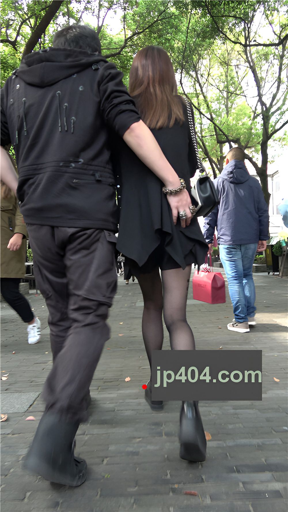 苗条的黑丝美腿小姐姐[1.38G/MP4]