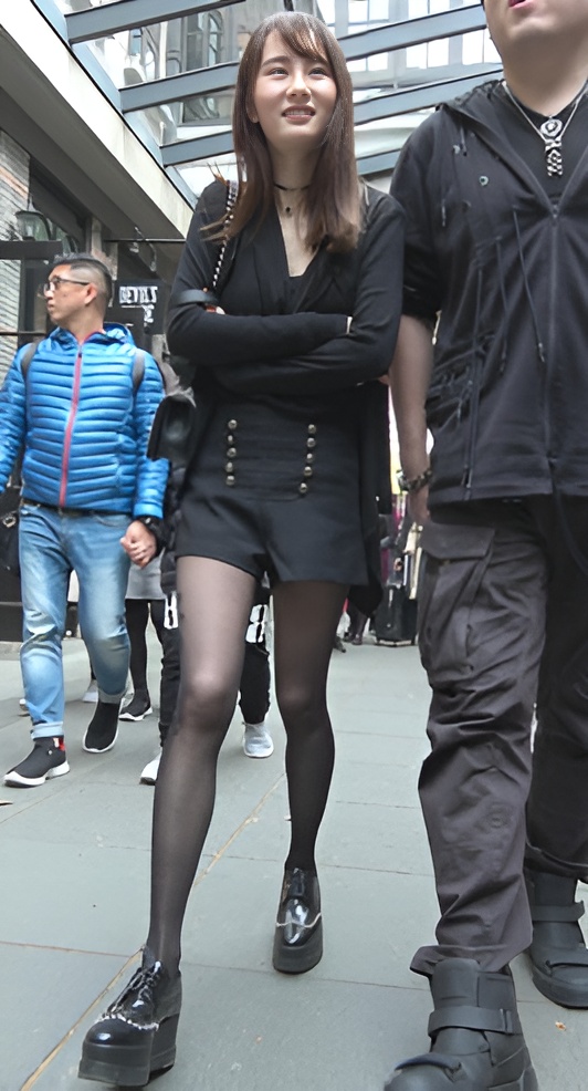 苗条的黑丝美腿小姐姐[1.38G/MP4]