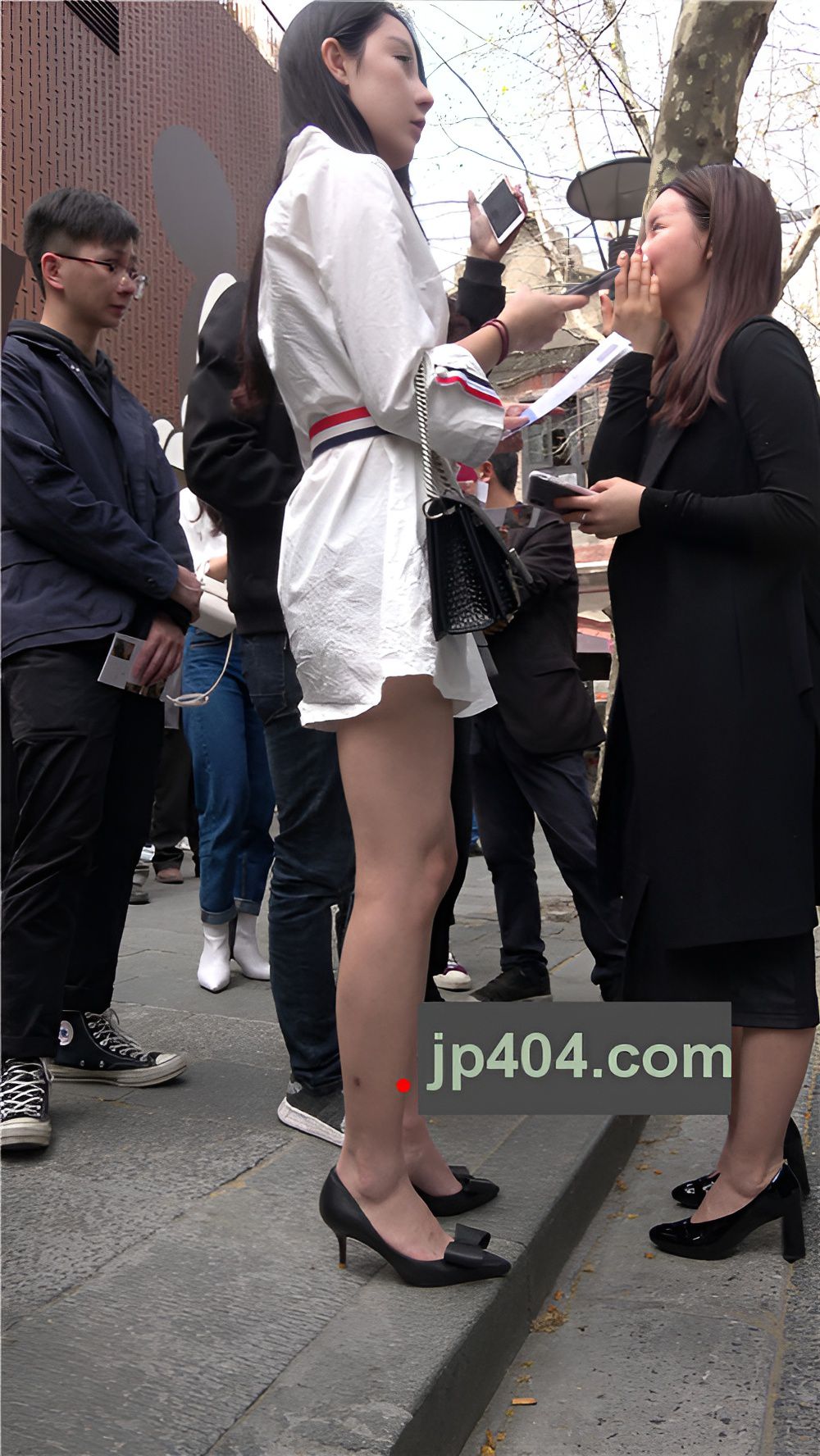 白色连衣裙长腿美女[1.23G/MP4]