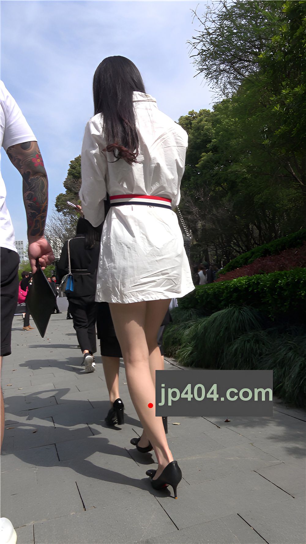 白色连衣裙长腿美女[1.23G/MP4]