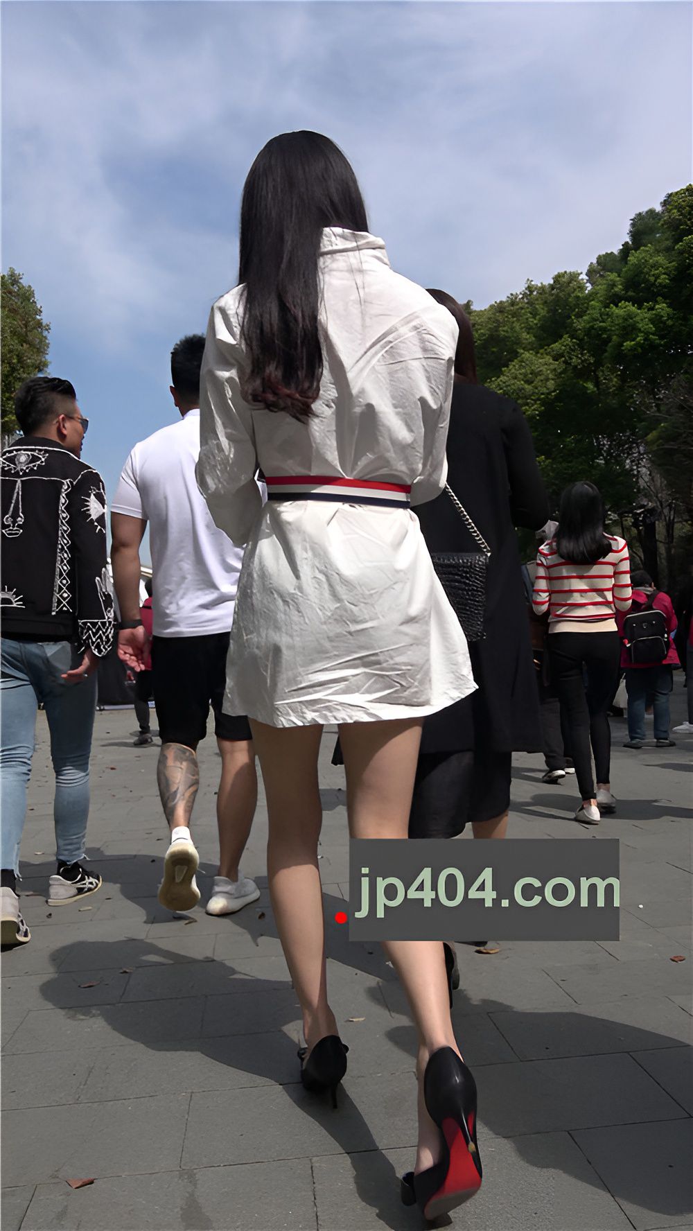 白色连衣裙长腿美女[1.23G/MP4]