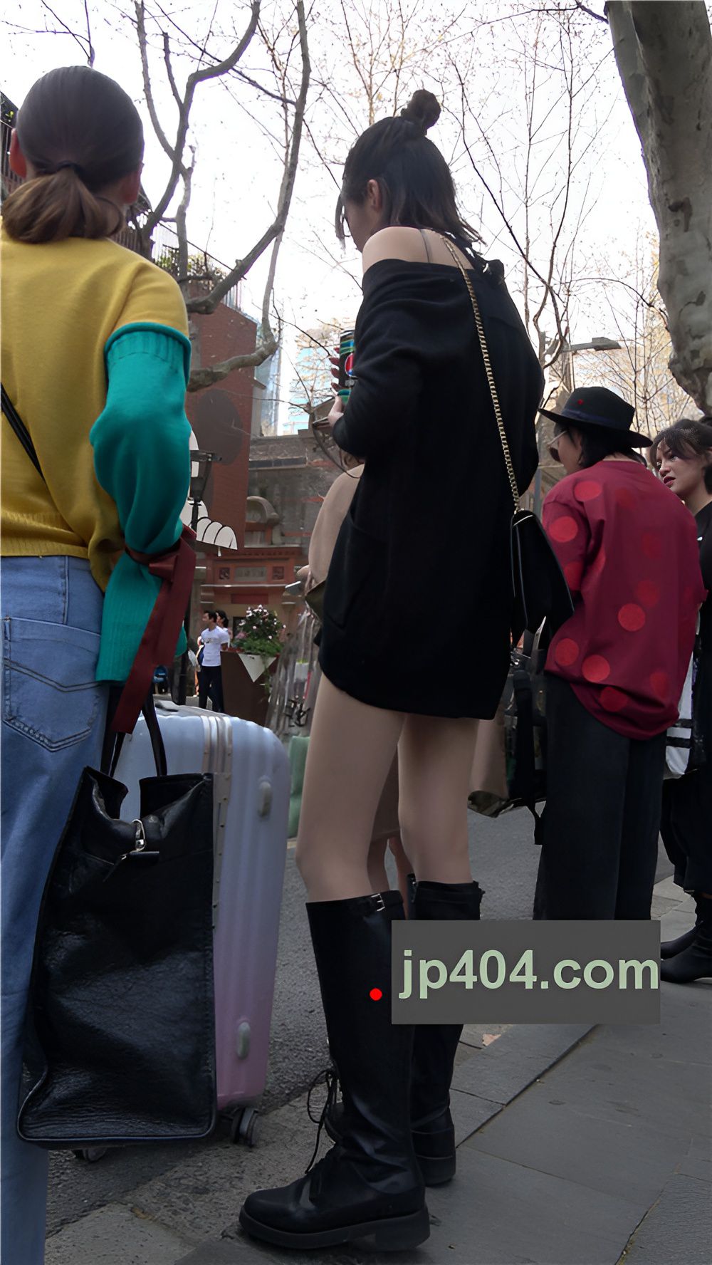 漂亮的黑色长靴美女[1.99G/MP4]