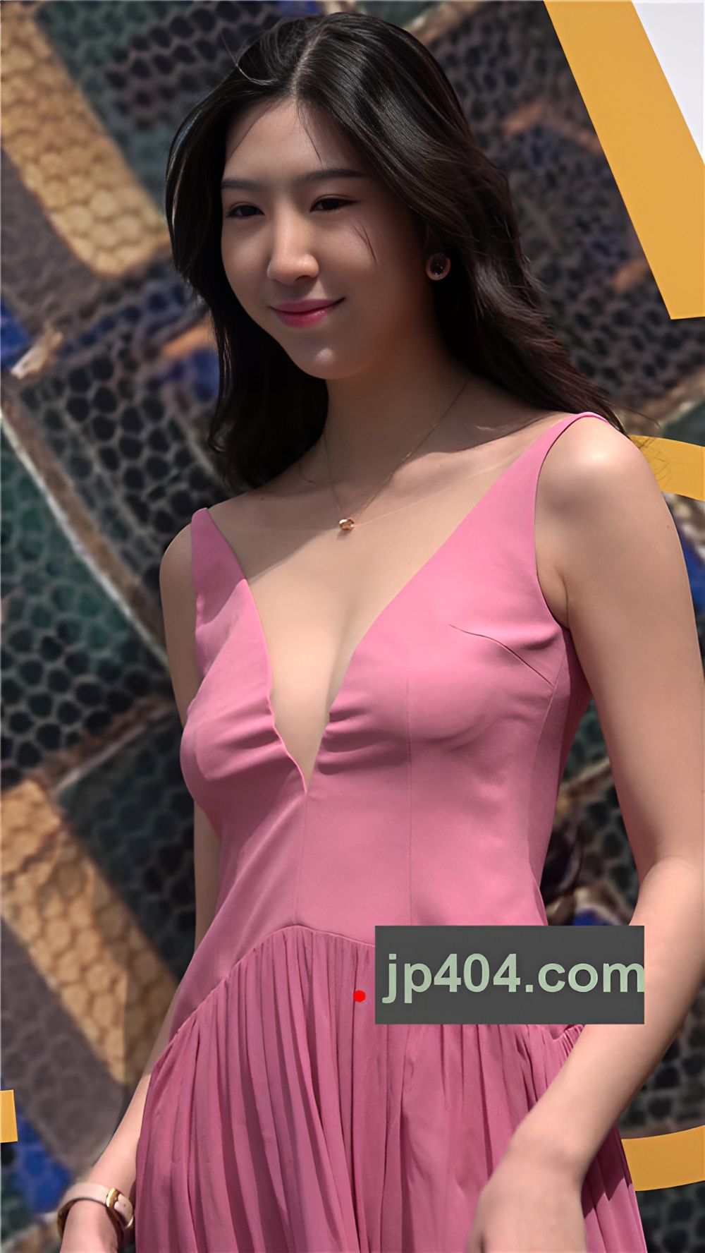 漂亮的V领礼服美女[2.05G/MP4]