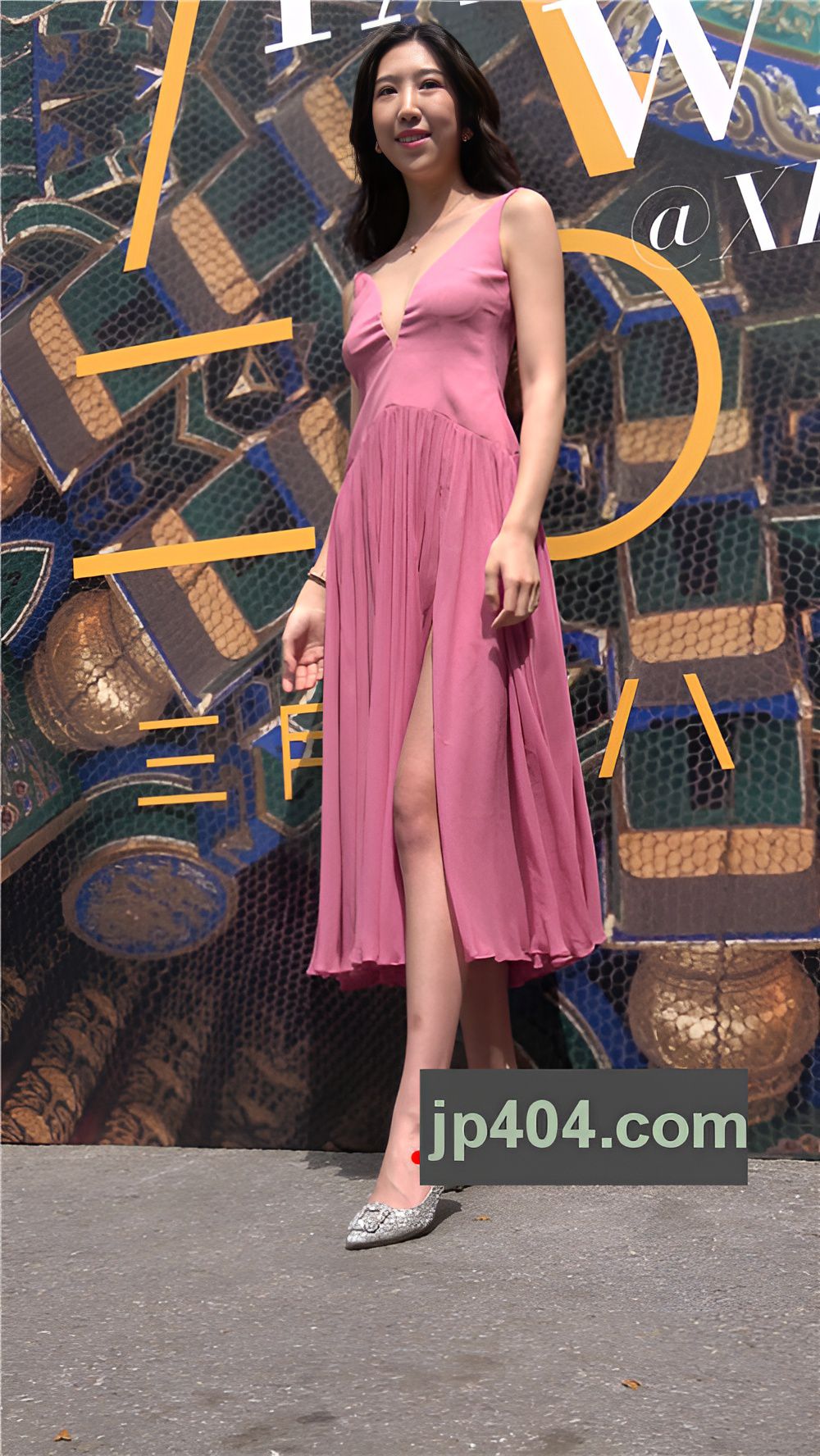 漂亮的V领礼服美女[2.05G/MP4]