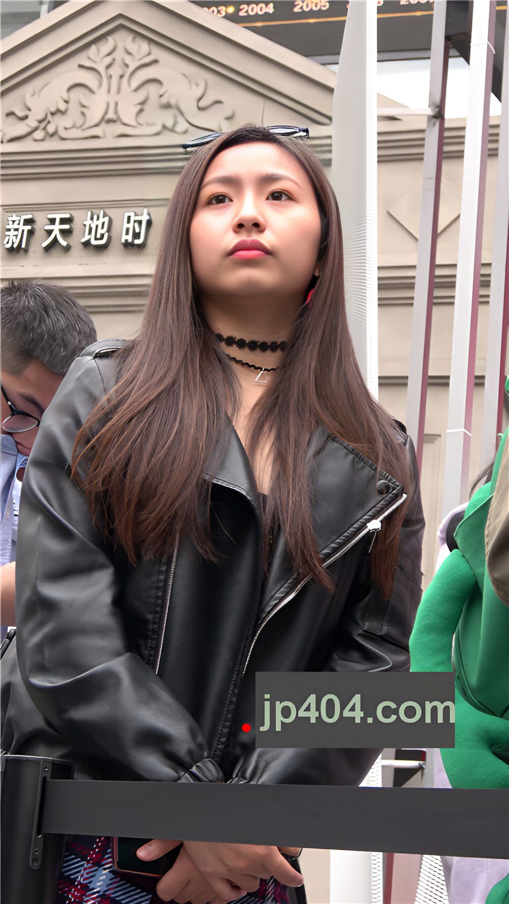 漂亮的皮衣短裙美女[1.05G/MP4]