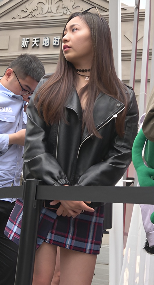 漂亮的皮衣短裙美女[1.05G/MP4]