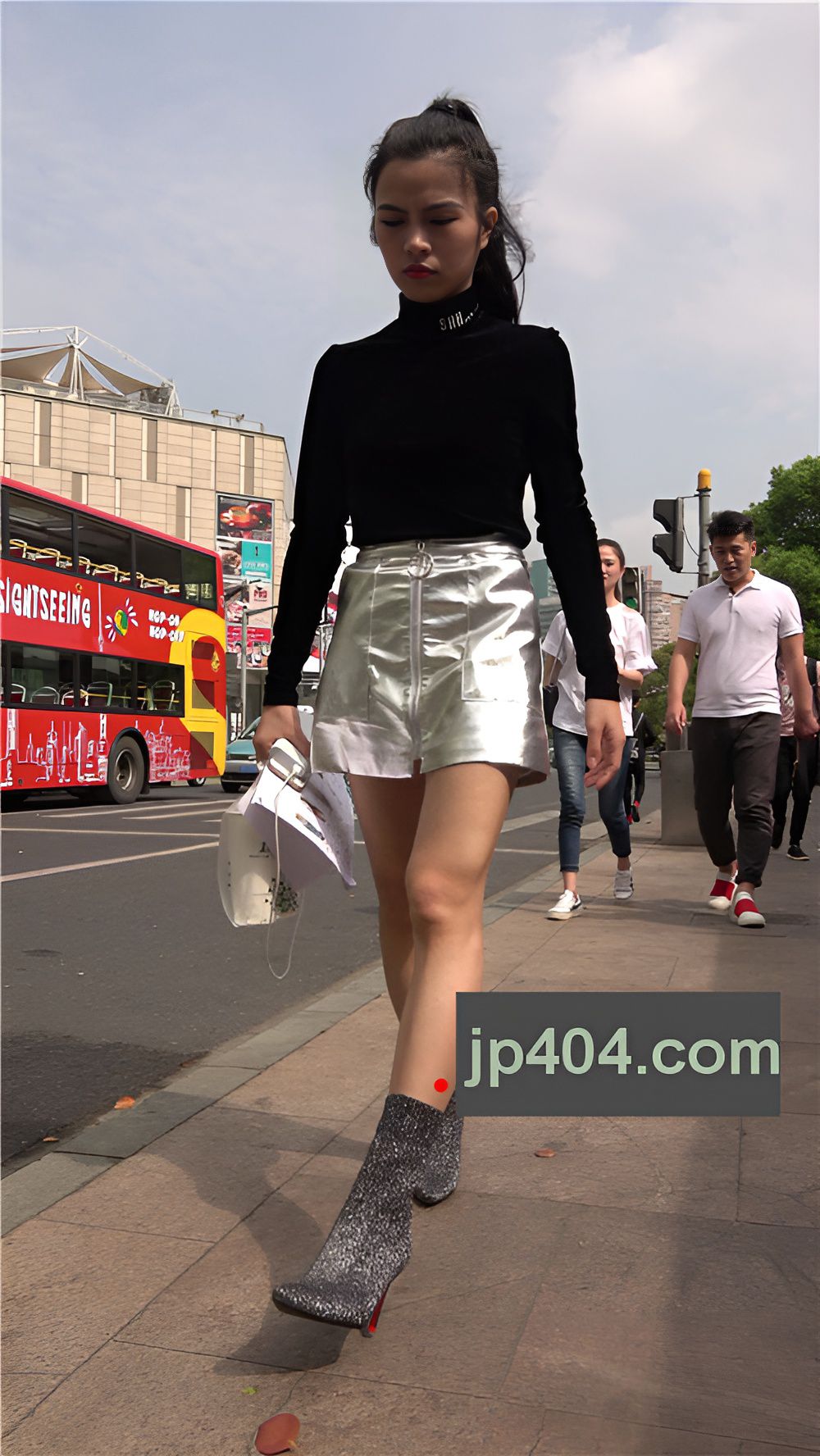 银色皮裙美女[1014M/MP4]