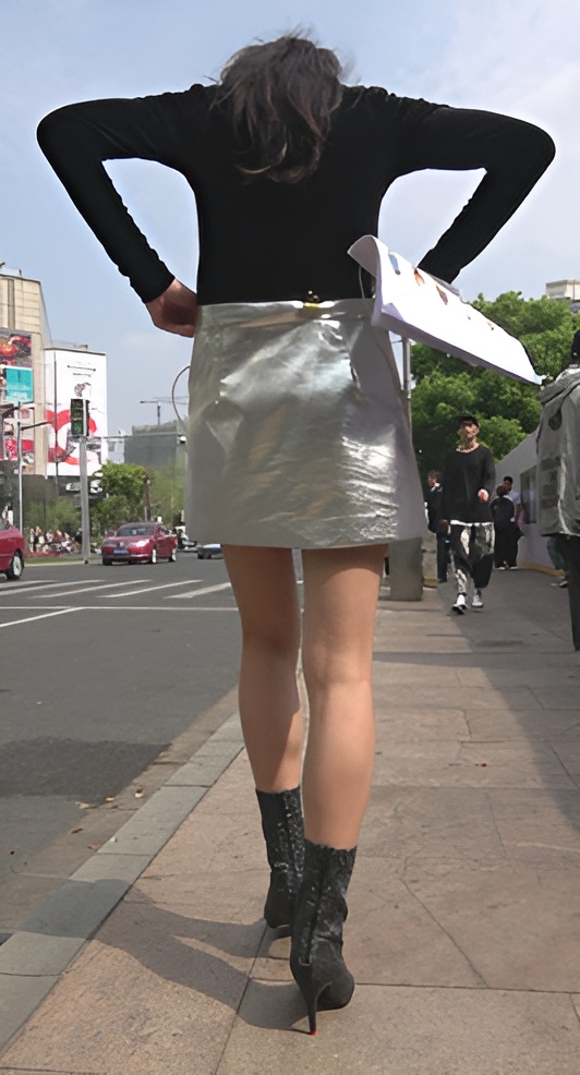 银色皮裙美女[1014M/MP4]