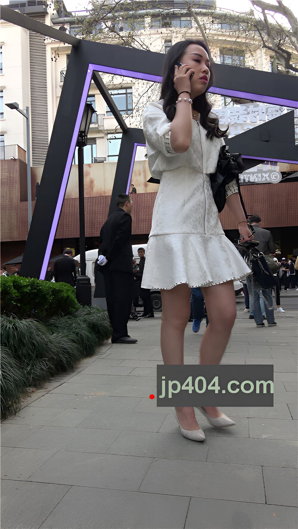 打电话的连衣裙美女[1.4G/MP4]