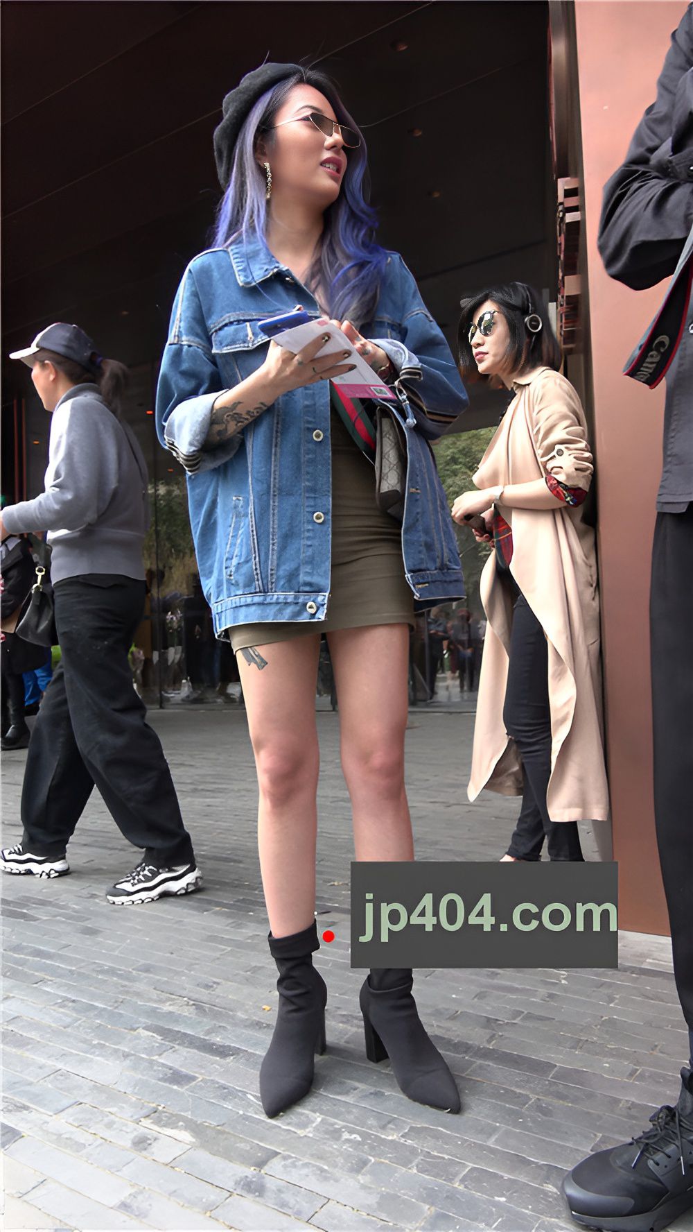 黑色短靴裸腿小姐姐[1.14G/MP4]