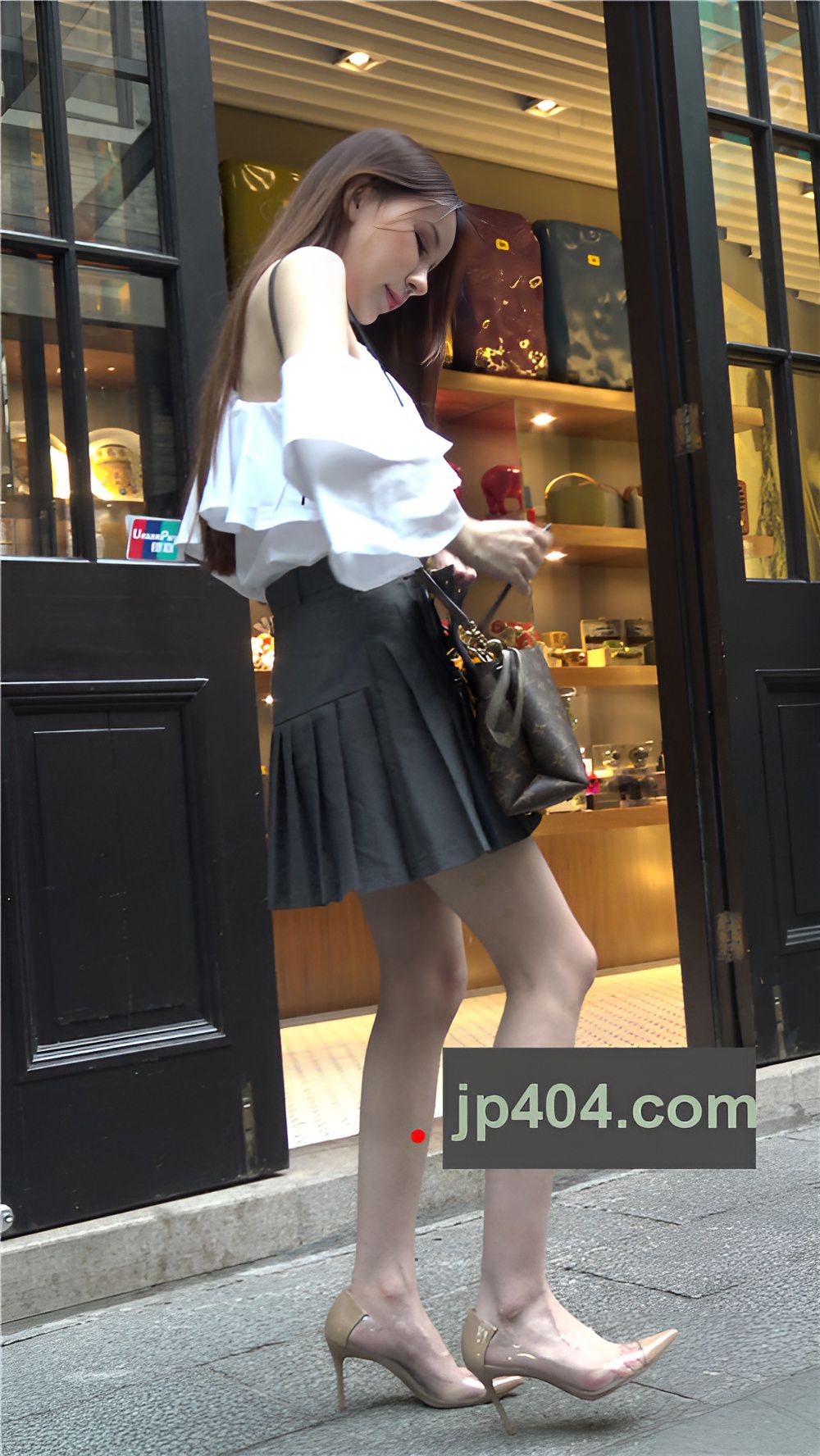 时尚的高腰百褶裙小姐姐[892M/MP4]