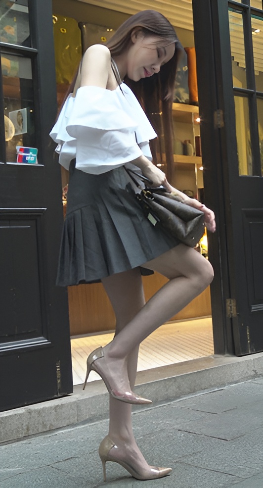 时尚的高腰百褶裙小姐姐[892M/MP4]