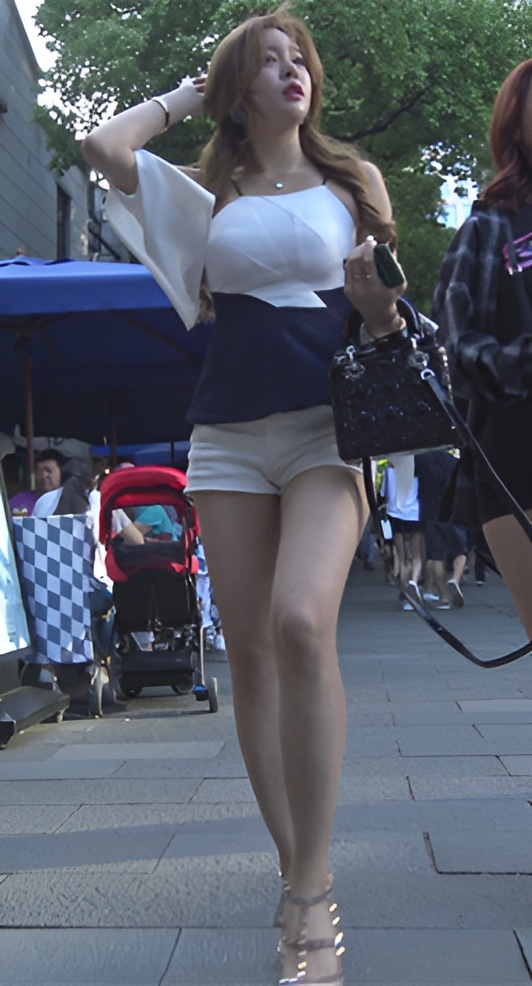 漂亮的白衣长腿热裤美女[804M/MP4]