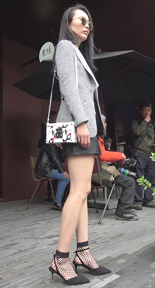 戴着墨镜的气质小姐姐[1.08G/MP4]