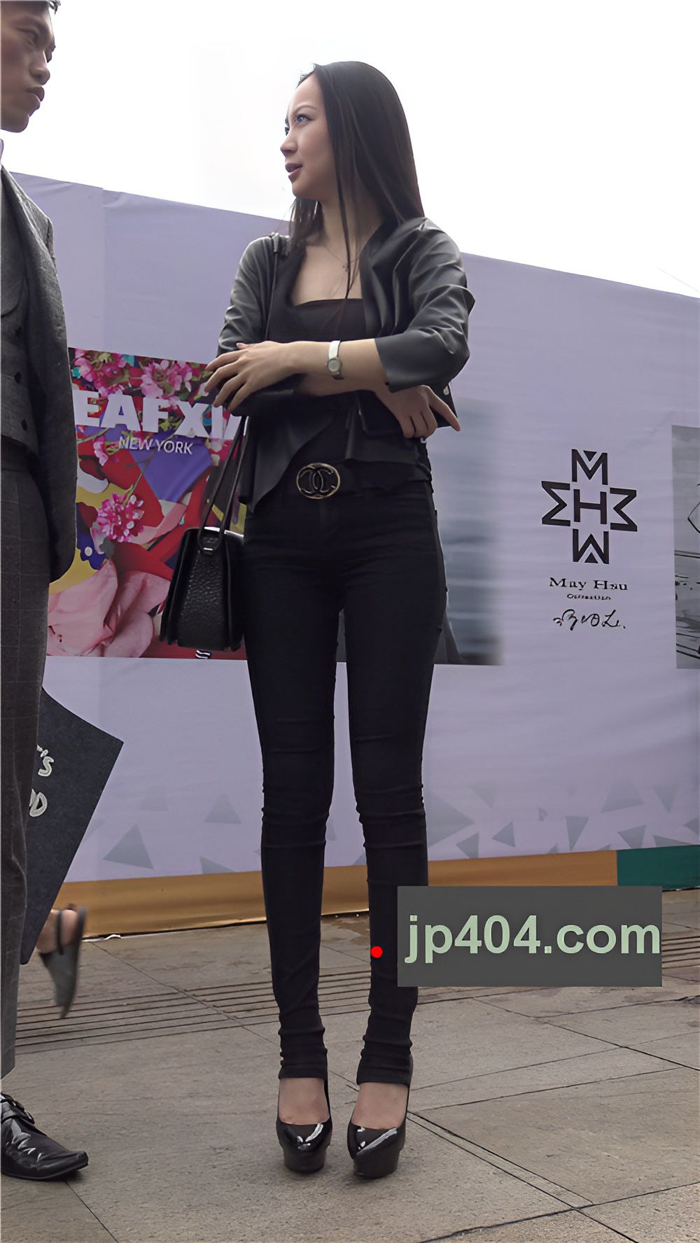 漂亮的黑色牛仔裤高跟美女[1.75G/MP4]