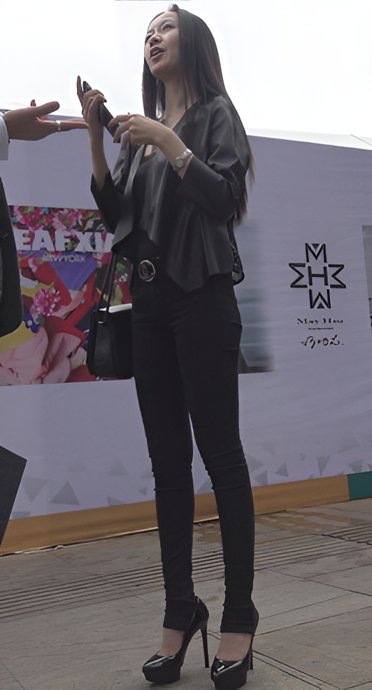 漂亮的黑色牛仔裤高跟美女[1.75G/MP4]