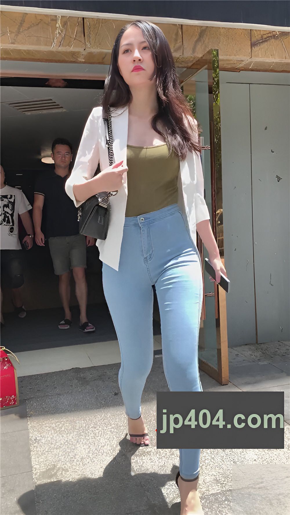 （视频）紧身牛仔裤小姐姐 [3.24G/MP4]