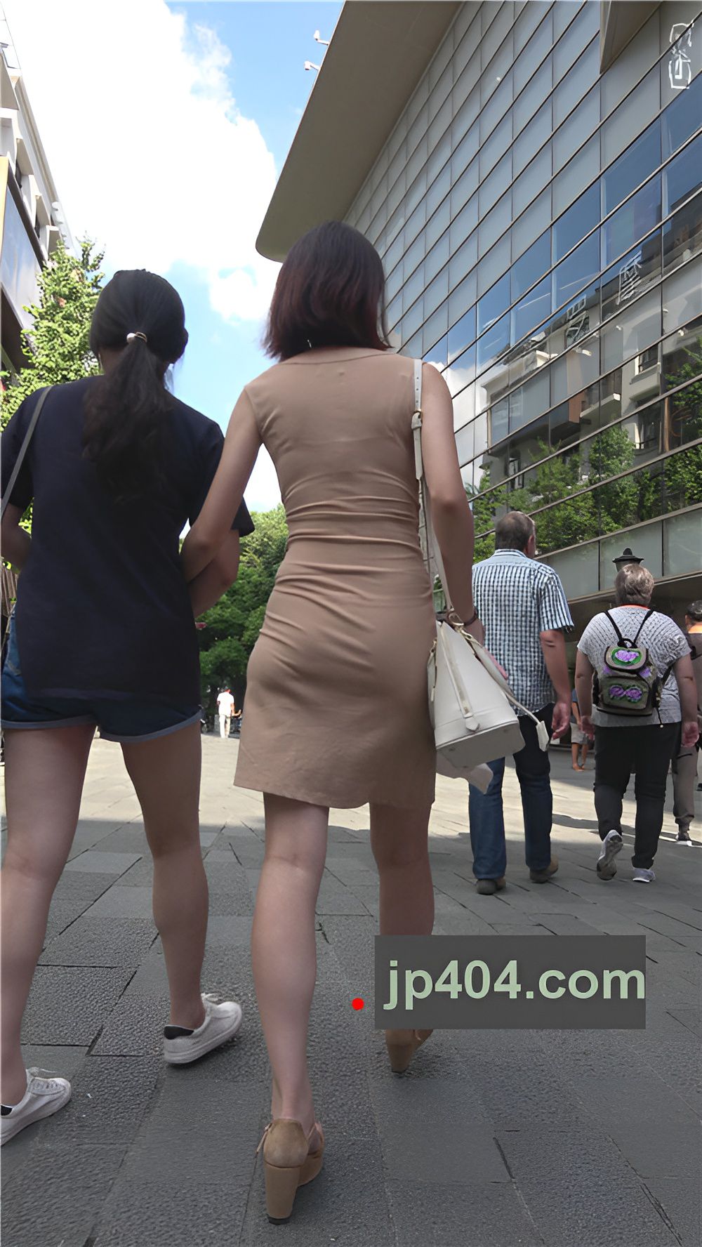 黄色连体包臀裙美妇[1.38G/MP4]