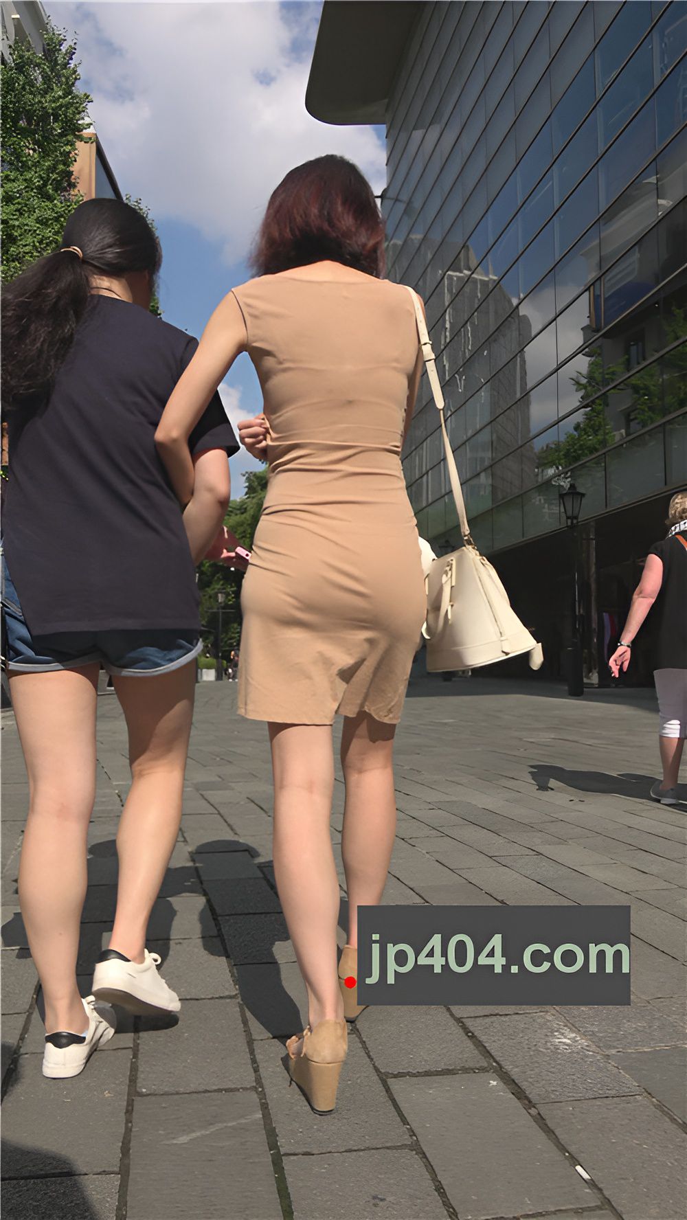 黄色连体包臀裙美妇[1.38G/MP4]