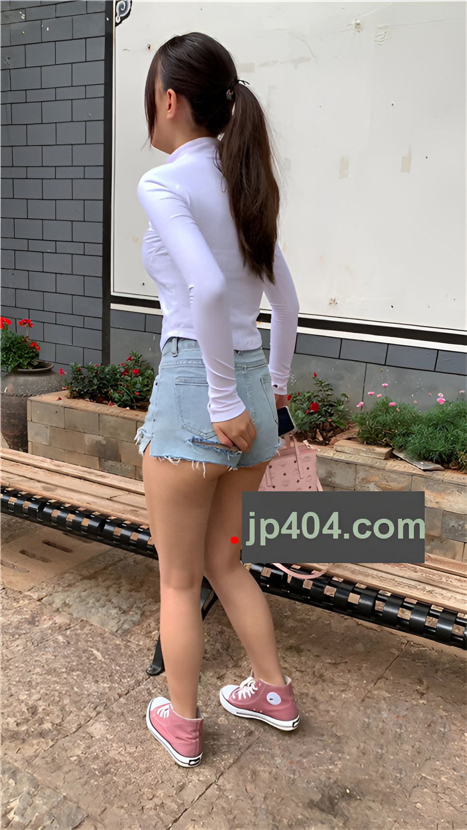 （视频）热裤小妹 [6.74G/MP4]