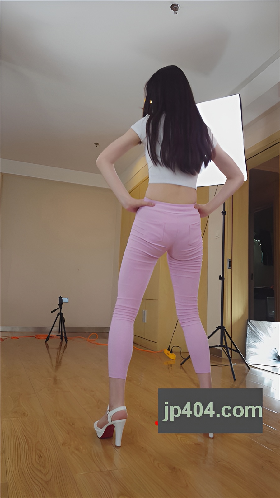 粉色紧身裤小姐姐[471M/MP4]