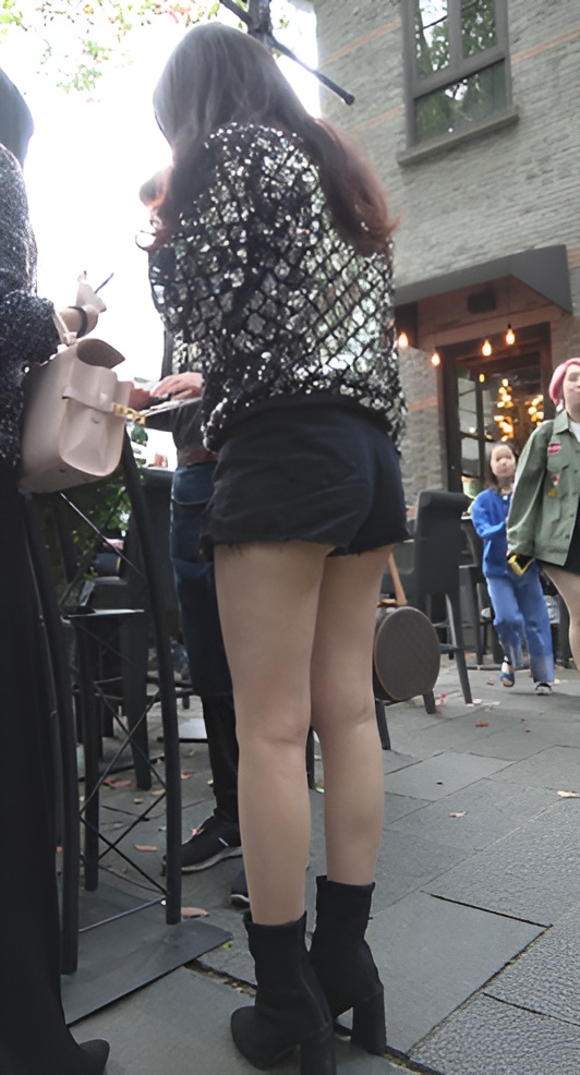 黑色热裤丰腴美女[1.39G/MP4]