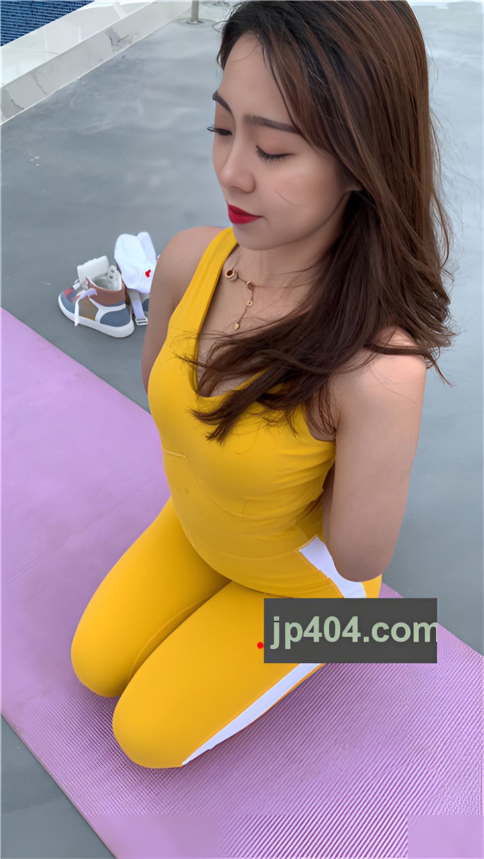 （视频二）黄色连体紧身裤美女 [4.22G/MP4]