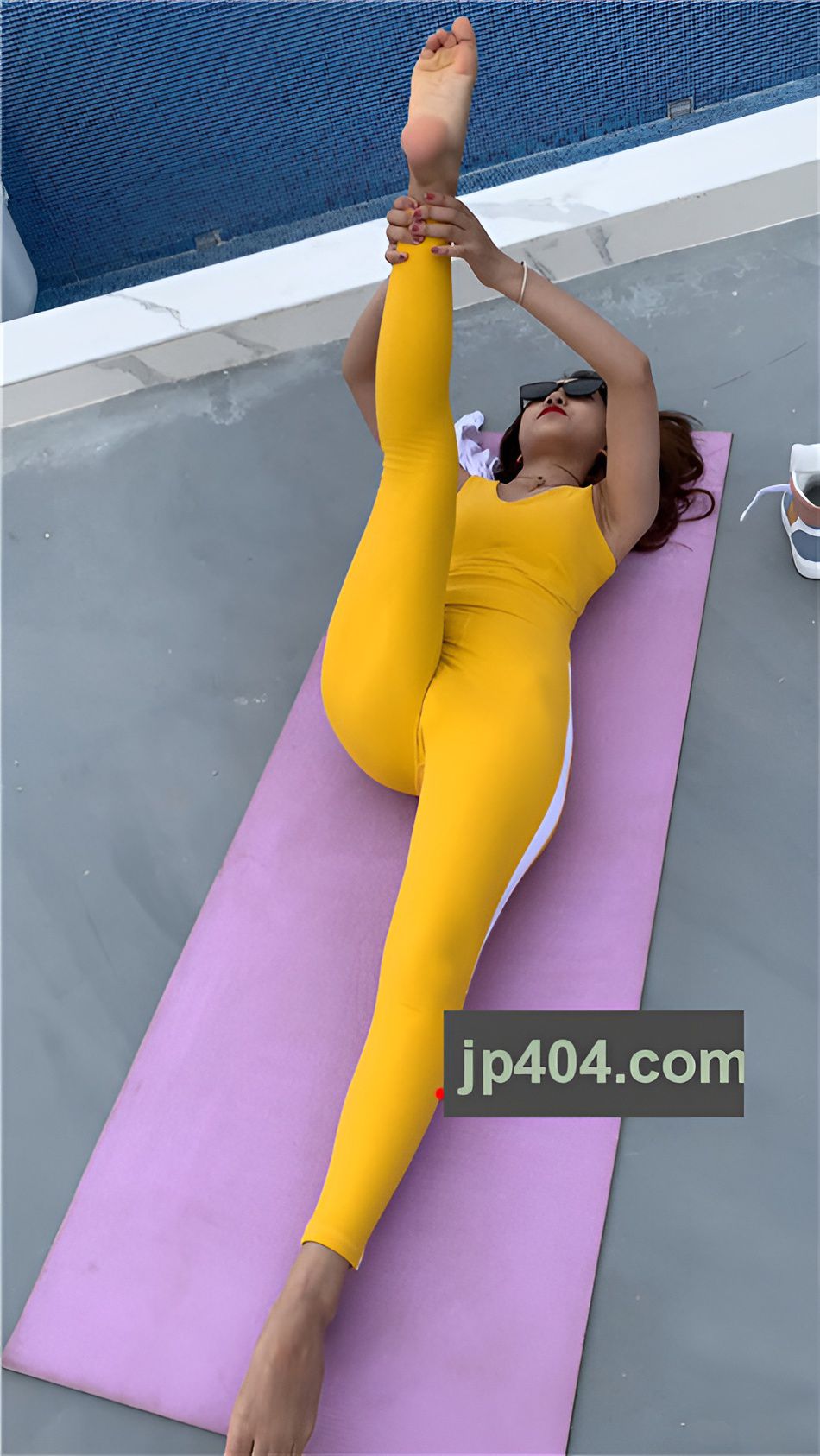 （视频二）黄色连体紧身裤美女 [4.22G/MP4]