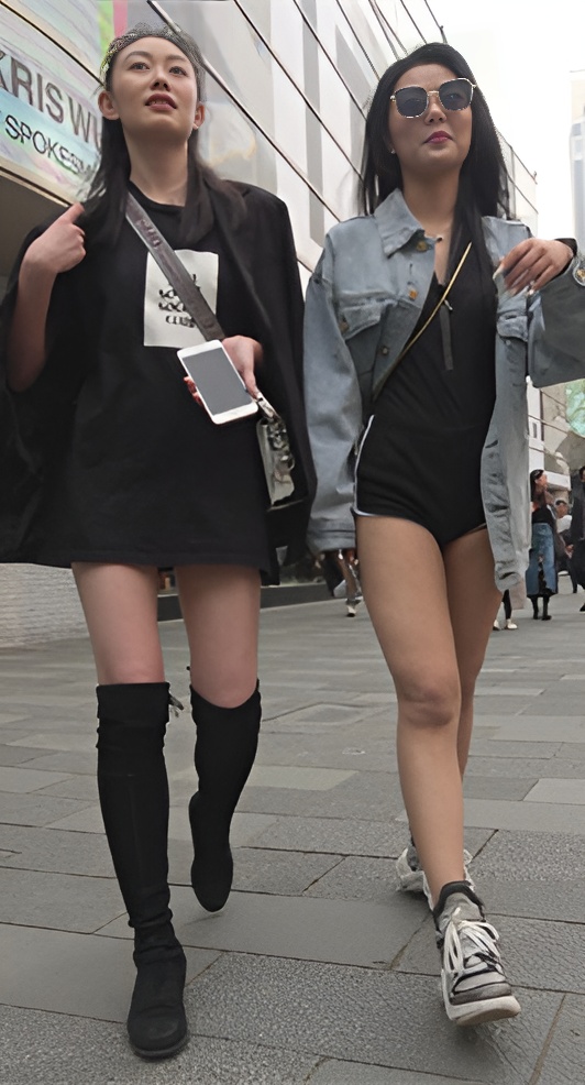 帅气的黑色短裤妹子[1.32G/MP4]