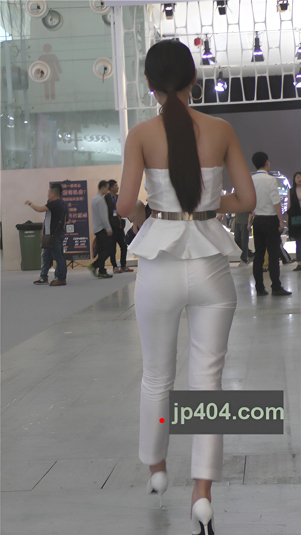 白色紧身裤主持小姐姐[1.98G/MP4]