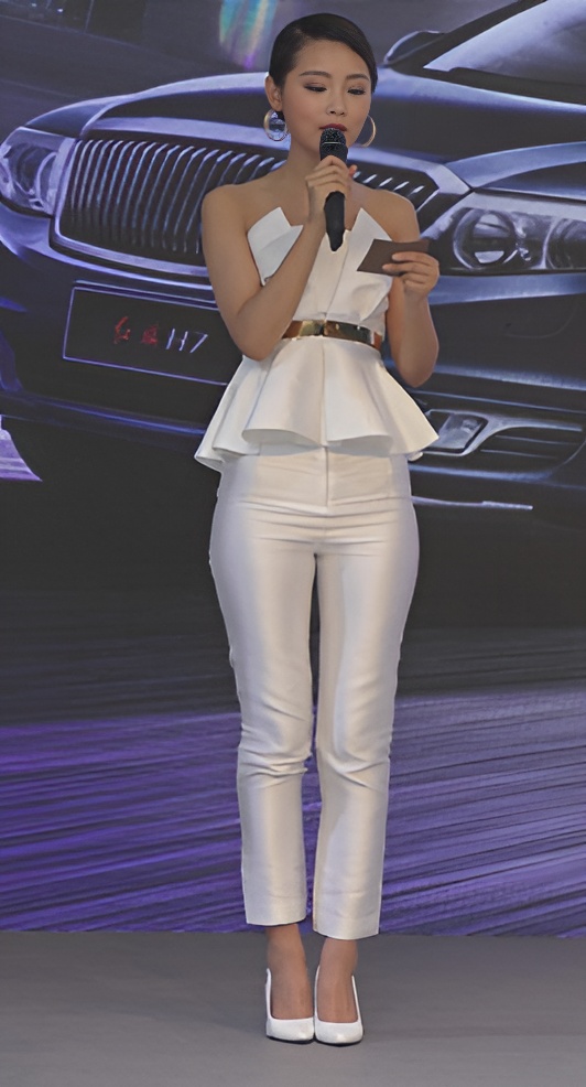 白色紧身裤主持小姐姐[1.98G/MP4]