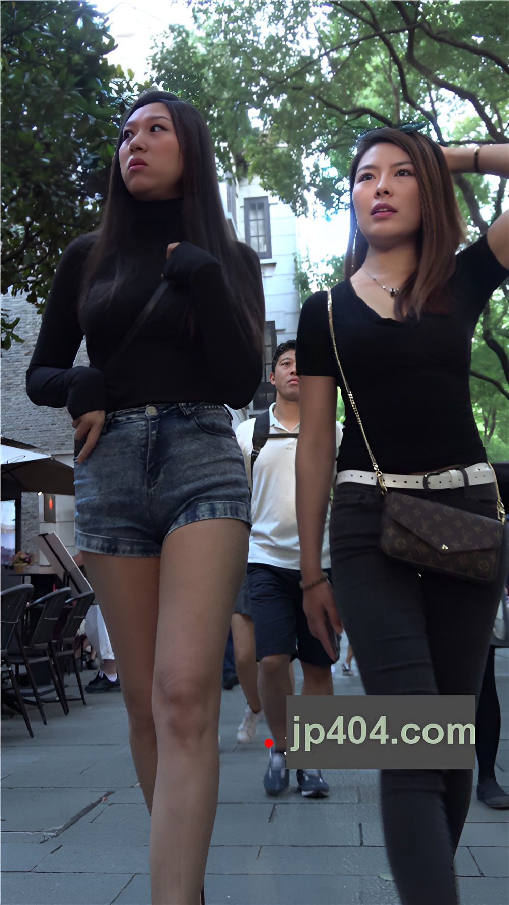 长腿热裤牛仔小姐姐[1.29G/MP4]