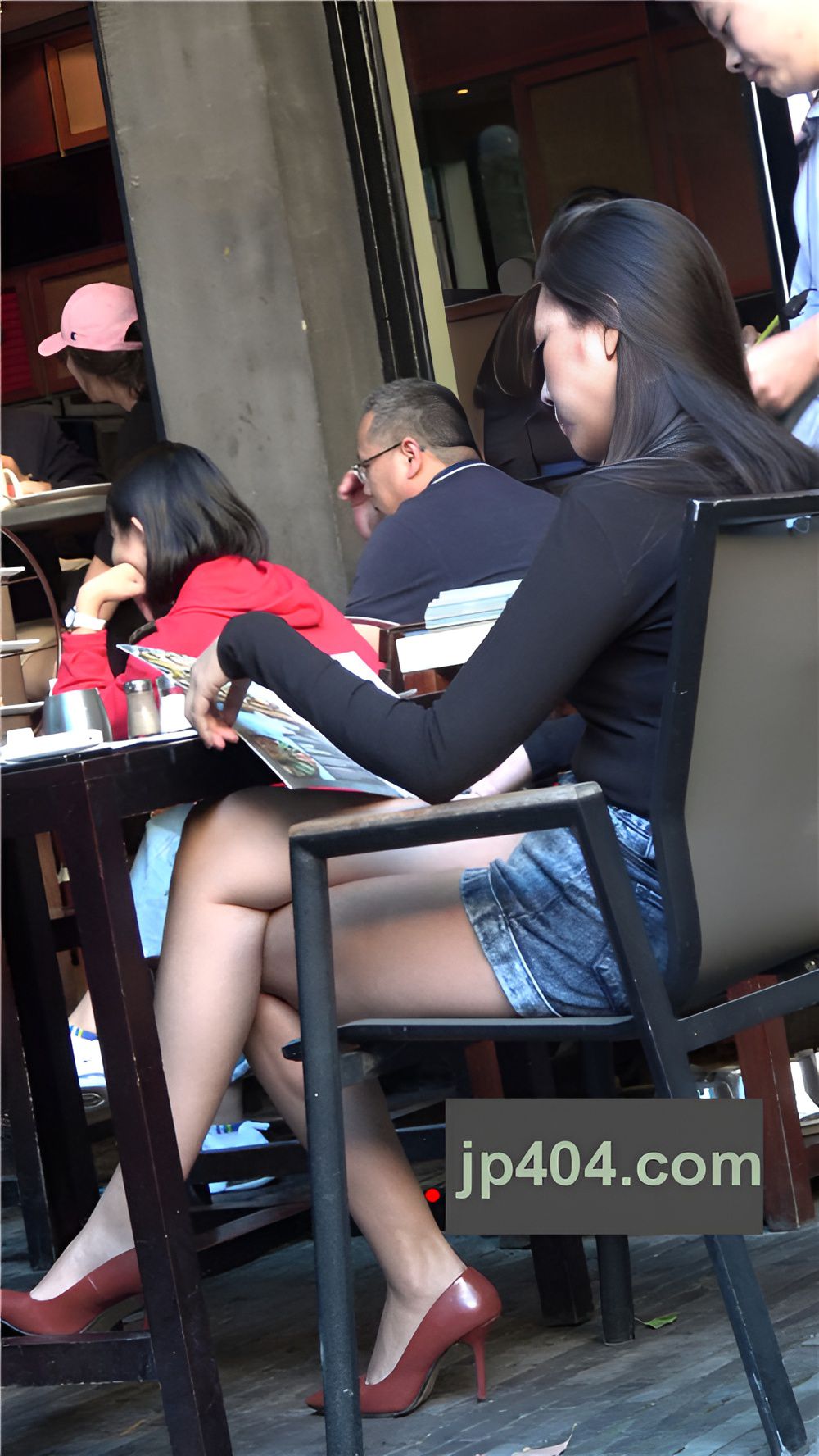 长腿热裤牛仔小姐姐[1.29G/MP4]