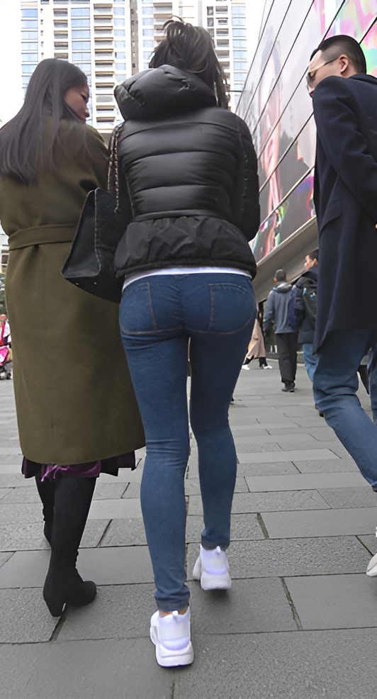 紧身蓝牛仔美少妇[1.89G/MP4]