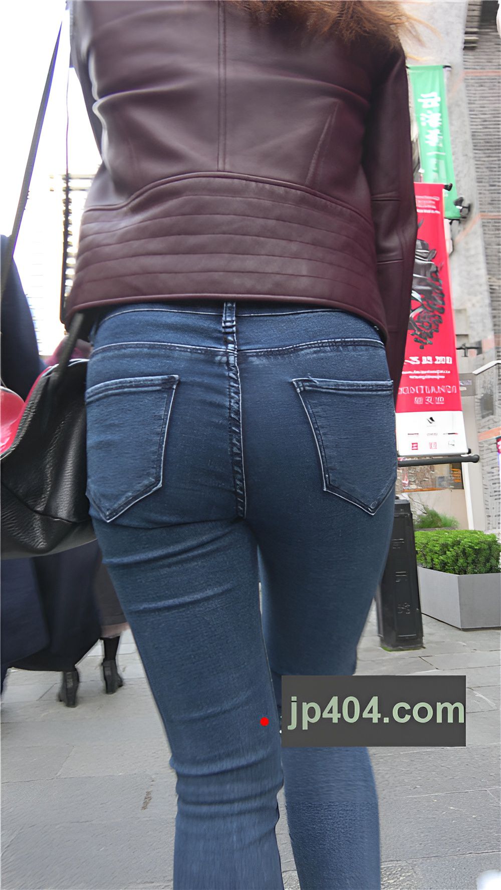 紧身牛仔肉感美妇[1.26G/MP4]