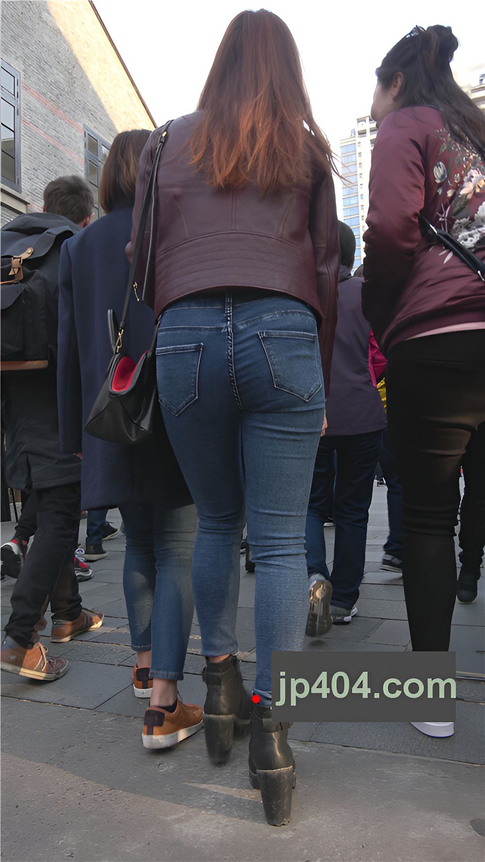 紧身牛仔肉感美妇[1.26G/MP4]