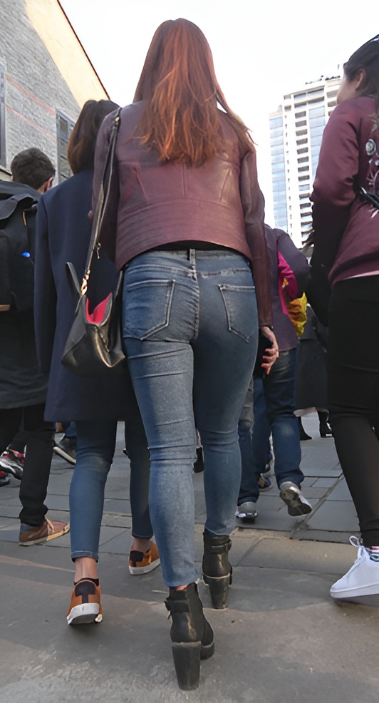 紧身牛仔肉感美妇[1.26G/MP4]