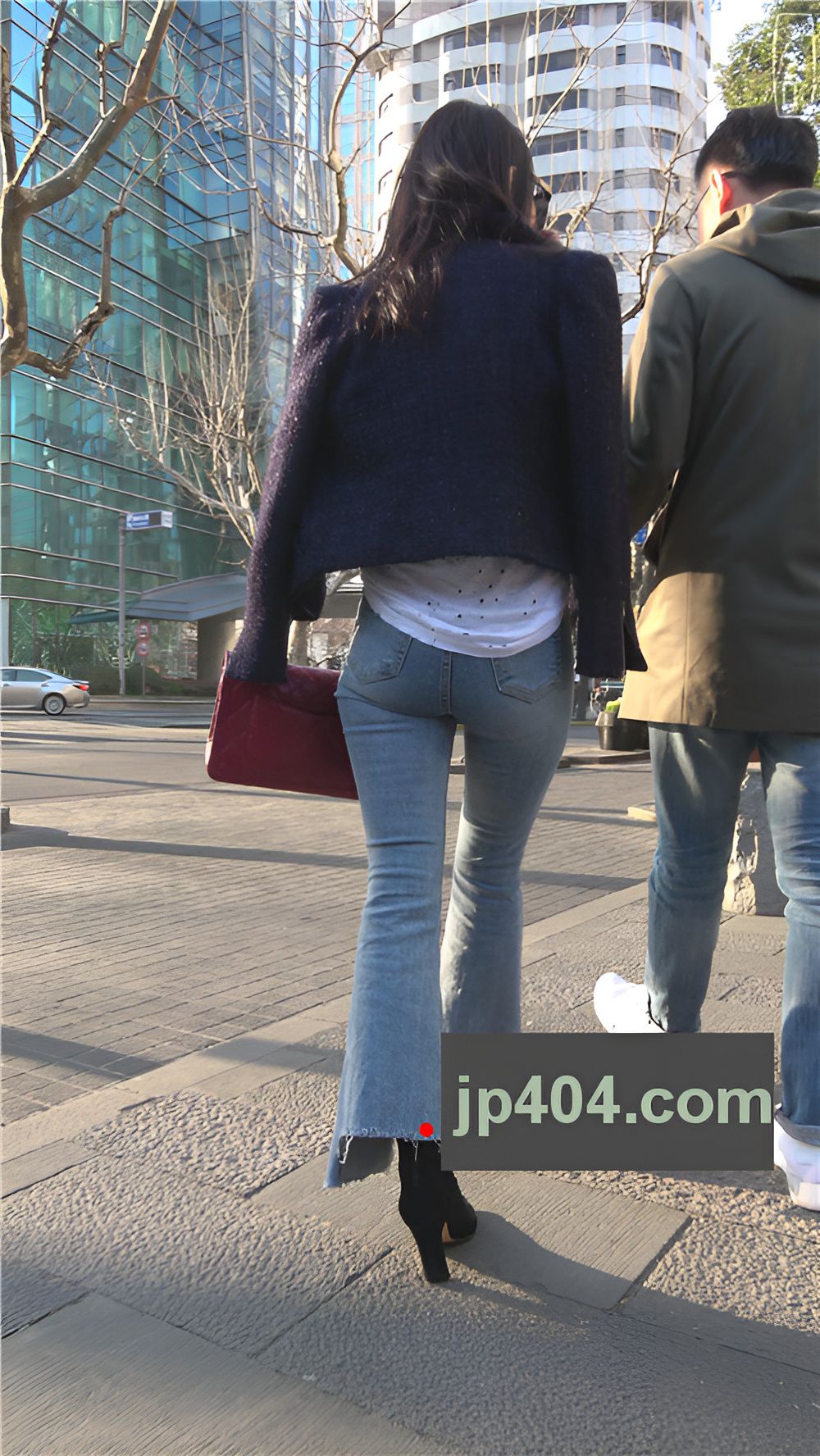 蓝色牛仔喇叭裤气质美女[1.77G/MP4]