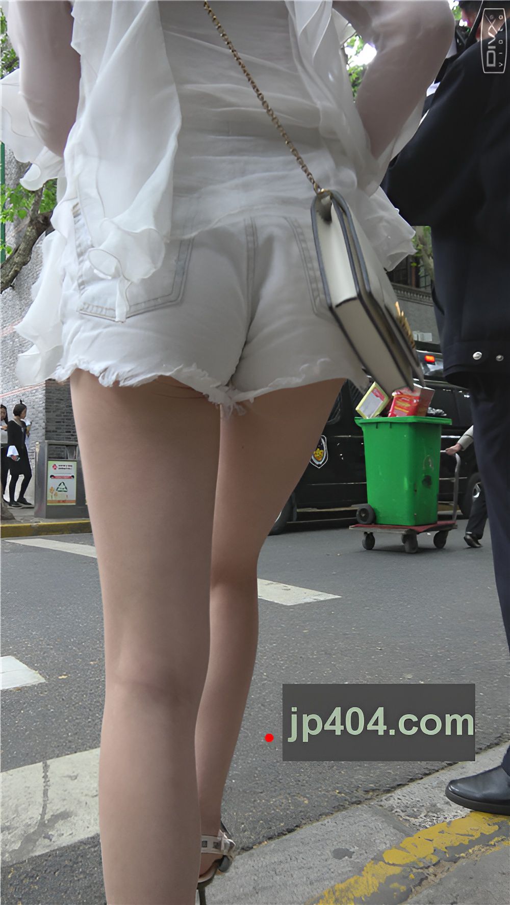 漂亮的白色热裤裸腿美女[975M/MP4]