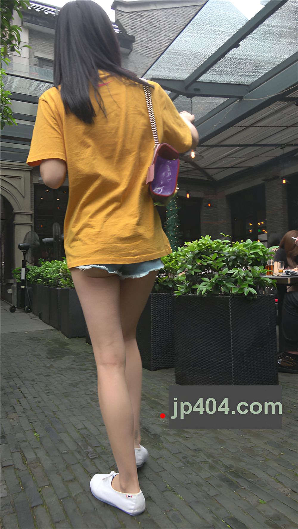 黄衣牛仔裤短裤月牙美女[1.15G/MP4]