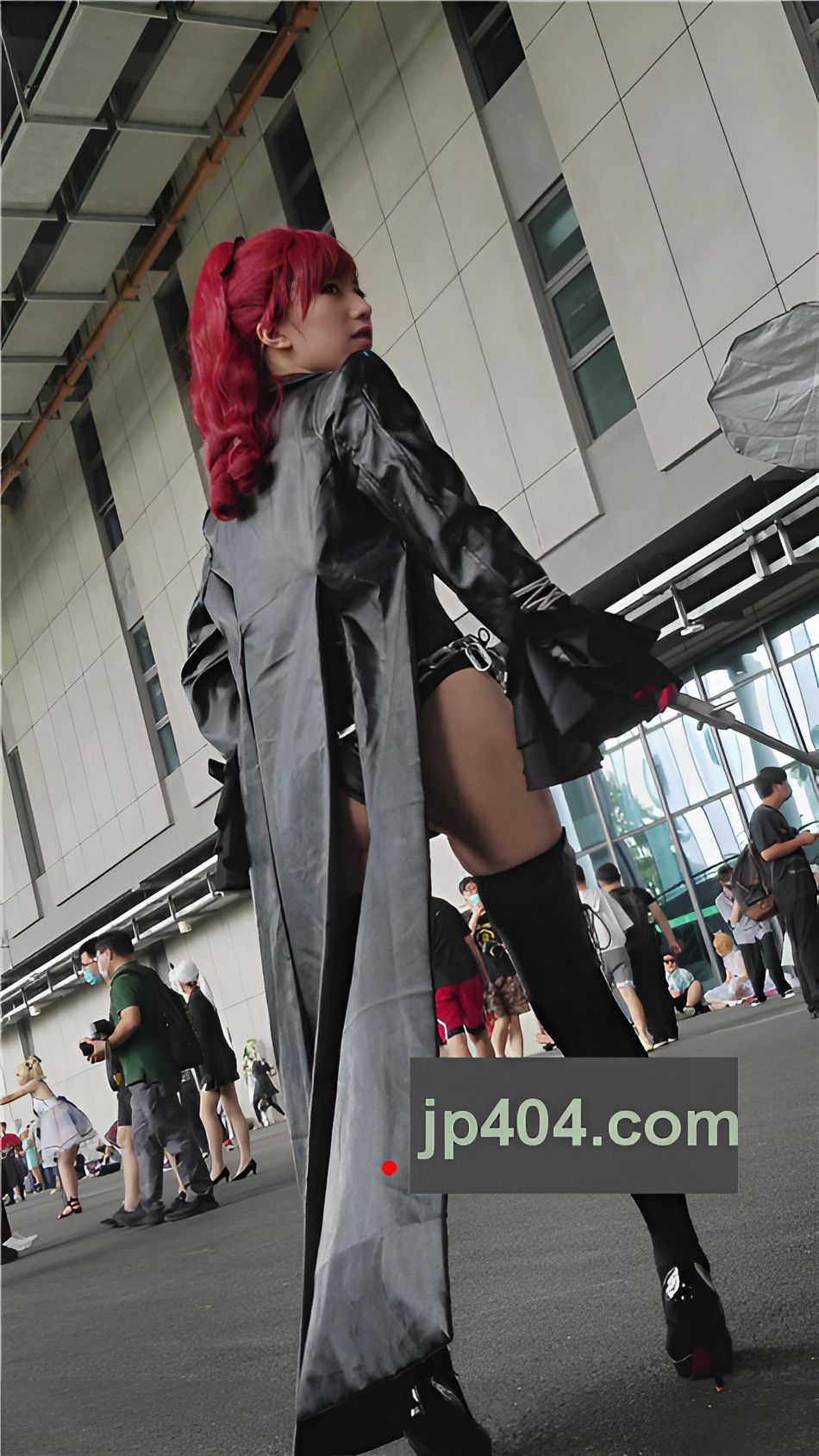 漂亮的coplay黑色披风红发妹子[273M/MP4]