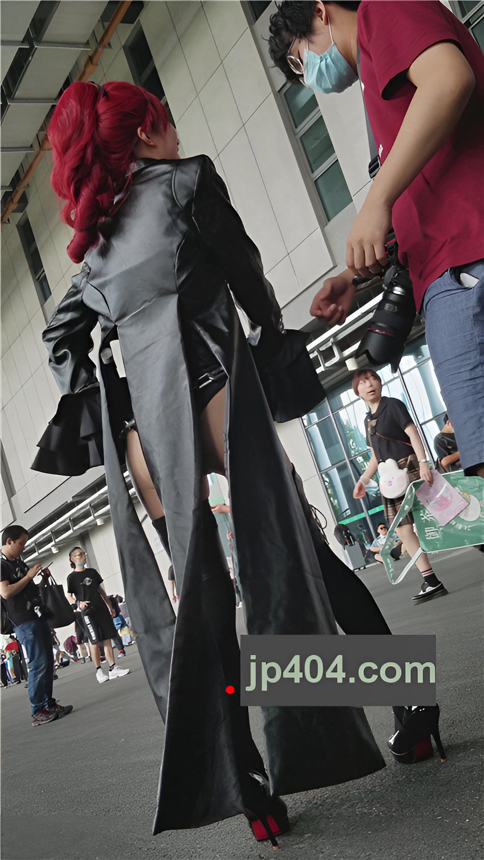 漂亮的coplay黑色披风红发妹子[273M/MP4]